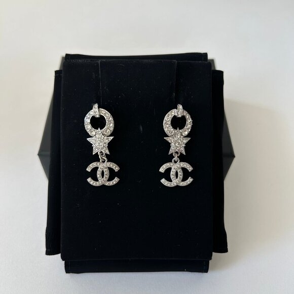 CHANEL STRASS CRYSTAL CC STAR DROP EARRINGS SILVER - Picture 4 of 4